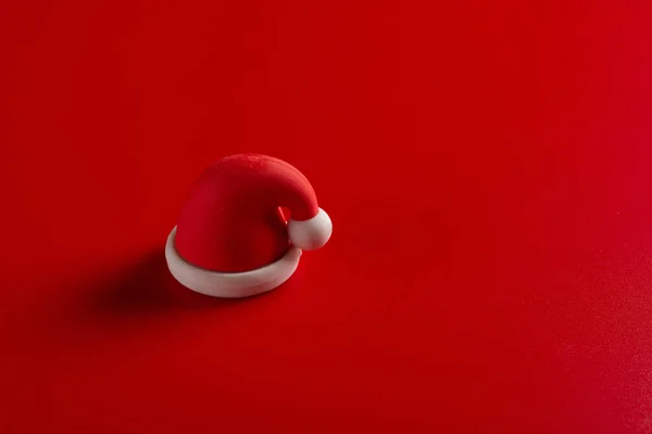 Vánoční Dekorativní Panenka Čepice Santa Claus Červeném Pozadí — Stock fotografie