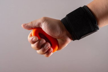 el ile bir O yüzüğü el eğitimci sıkarak egzersizleri yapıyor bir koruyucu Bileklik