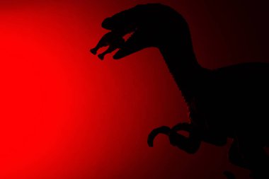 Deinonychus kırmızı ışık ile daha küçük bir dinozor karanlıkta ısırma gölgesi