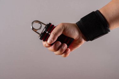 el ile bir A şekil el eğitimci sıkarak egzersizleri yapıyor bir koruyucu Bileklik