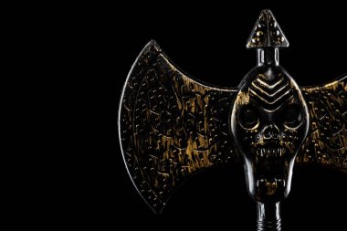 Cadılar Bayramı için şeytan ax karanlık bir alanda stüdyo çekim