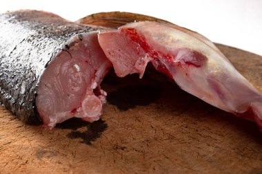 çiğ balık chopboard üzerinde dilim