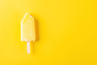 sarı dondurma alıntılar üzerinde sarı bir arka plan ile