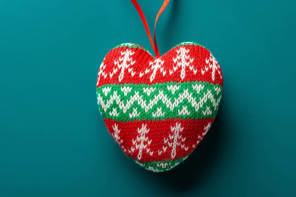 Καρδιά Σχήμα Χριστουγεννιάτικη Διακόσμηση Πράσινο Φόντο — Φωτογραφία Αρχείου