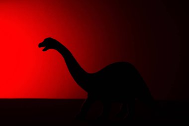 Diplodocus gölge koyu kırmızı ışık ile