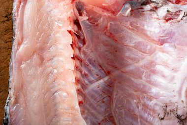 çiğ balık chopboard üzerinde dilim