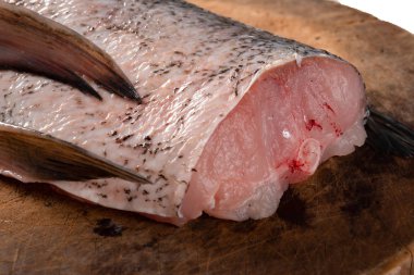 çiğ balık chopboard üzerinde dilim