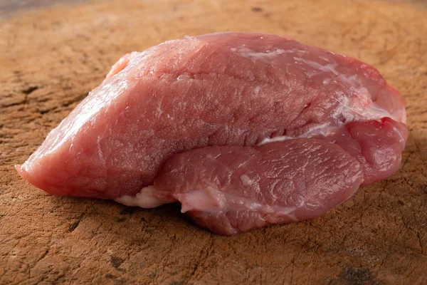 切碎板上的新鲜生肉 — 图库照片