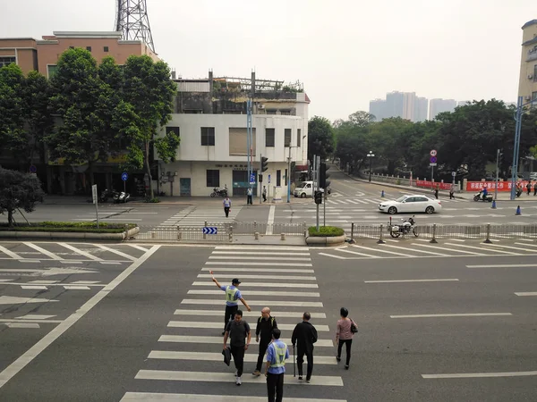 Zhongshan Guangdong China Octubre 2018 Policía Auxiliar Liderando Peatones Caminando —  Fotos de Stock