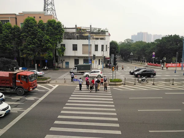 中山広東省中国 2018 Auxiliary 警察の歩行者道の向こうを先導 — ストック写真