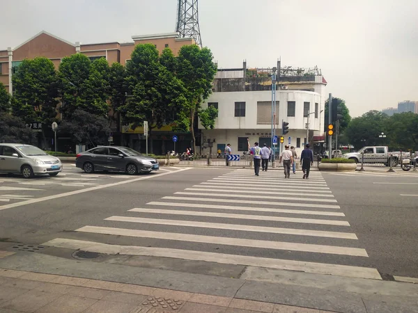 Zhongshan Guangdong China Outubro 2018 Polícia Auxiliar Liderando Pedestres Andando — Fotografia de Stock