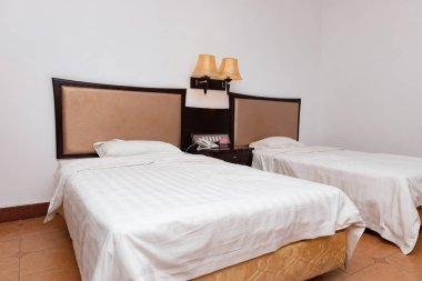 bir otel odasında yatak