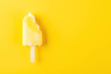 sarı dondurma alıntılar üzerinde sarı bir arka plan ile