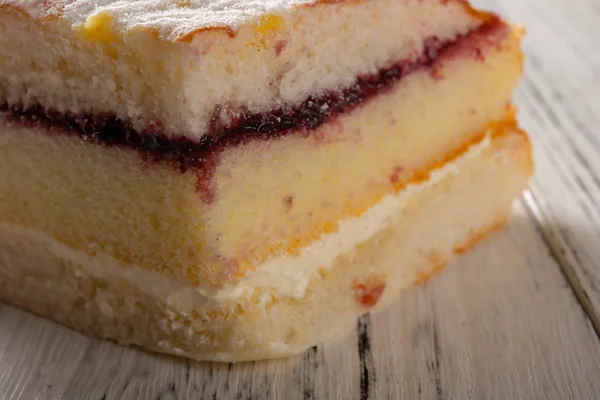 木製白地多層スポンジ ケーキをクローズ アップ — ストック写真