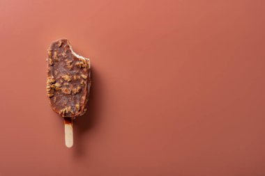 üstten görünüm çikolata dış dondurma bazı alıntılar kahverengi bir zemin üzerine fıstık ile