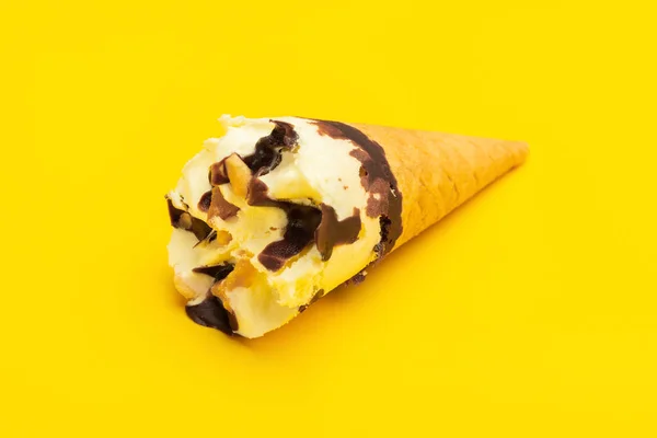 Mini Cone Sorvete Sabor Baunilha Fundo Amarelo — Fotografia de Stock