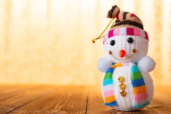 Снеговик Ярко Золотистом Фоне — стоковое фото