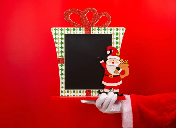 Santa Claus Sosteniendo Tablero Tiza Decorado Navidad Blanco Bueno Para — Foto de Stock