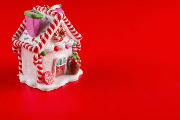 Модель Дома Рождественским Декором Красном — стоковое фото