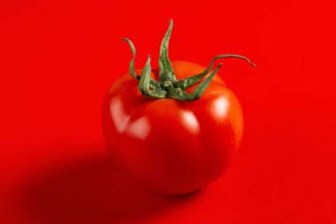 Kırmızı zemin üzerinde taze domatesler