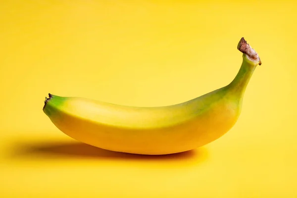 Banana Madura Sobre Fundo Amarelo — Fotografia de Stock