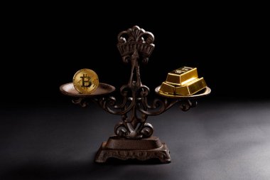 bitcoins değerini dengeli ölçek kavramı üzerinde Bitcoin ve altın çubukları