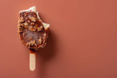 üstten görünüm çikolata dış dondurma bazı alıntılar kahverengi bir zemin üzerine fıstık ile