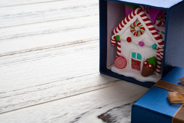 Mevcut bir kutu içinde Noel dekorasyonu ile ev modeli