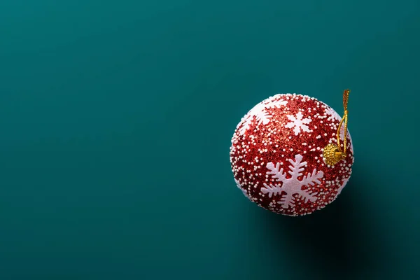 Rosso Palla Natale Uno Sfondo Blu Navy — Foto Stock