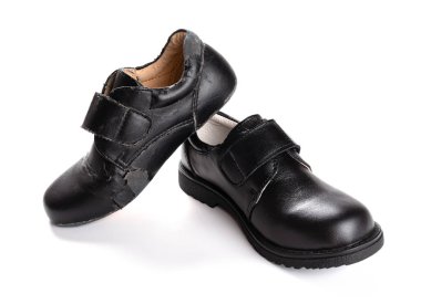 Yeni bir deri ayakkabı ve hasarlı eski bir beyaz