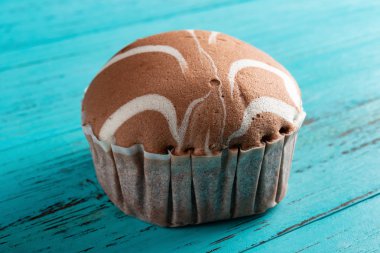 yan görünümü çikolatalı lezzet kek mavi ahşap zemin üzerine