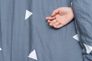 yatakta uyuyan çocuk