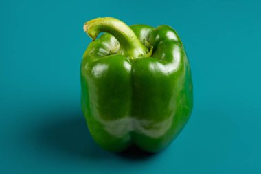 taze yeşil biber yeşil bir arka plan üzerinde