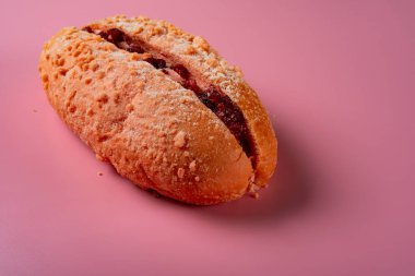 yan görünümü çilekli lezzet ekmek pembe üzerinde