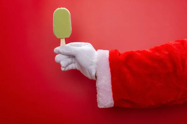 Santa Claus Sosteniendo Una Paleta Frijol Verde Frente Fondo Rojo — Foto de Stock