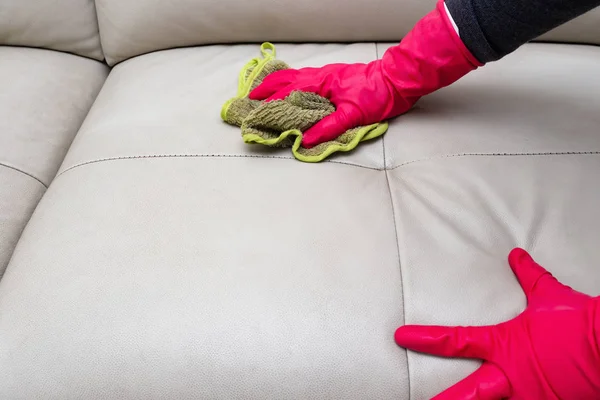 Vue Latérale Homme Nettoyage Canapé Cuir Maison Avec Serviette Humide — Photo