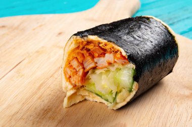 Deniz yosunu rulo salatalık ve lahana ve domuz ısırıkları ile