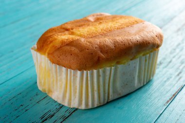 yan görünümü kek mavi ahşap zemin üzerine