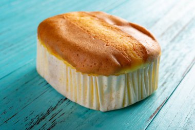 yan görünümü kek mavi ahşap zemin üzerine