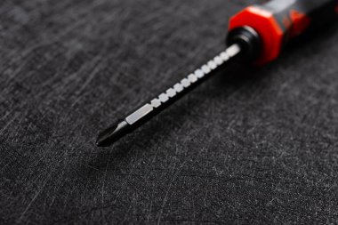 Phillips tornavida karanlık bir arka plan üzerinde Kapat