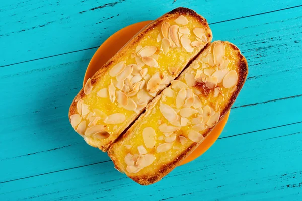 üstten görünüm ekmek karpuz üzerinde mavi arka plan ile