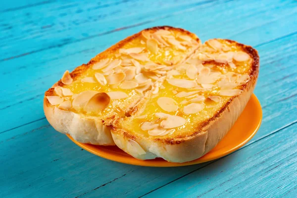 yan görünümü ekmek karpuz üzerinde mavi arka plan ile