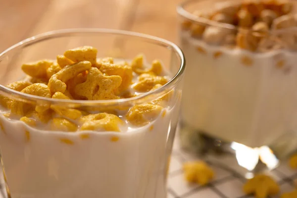 Dos Tazas Leche Con Anillos Cereales Cierran Una Mañana Soleada — Foto de Stock