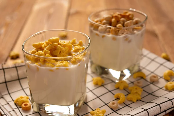 Dos Tazas Leche Con Anillos Cereales Una Mañana Soleada Como — Foto de Stock