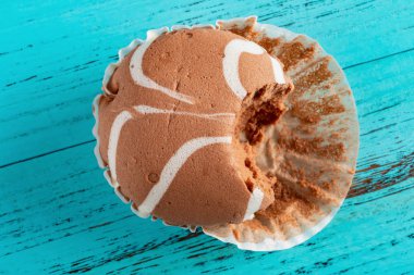 üstten görünüm çikolatalı lezzet kek bazı mavi ahşap arka plan üzerinde ısırır