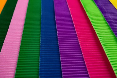 çok renkli karton kağıtları arka plan olarak oluklu.