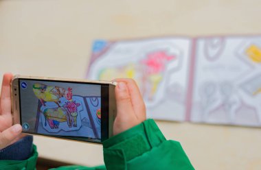 Zhongshan, Çin-Şubat 7, Augmented Reality popup resim sergisi bir rengin oynarken 2018:kid yolu ile hareket eden inek dolu. AR ve Vr Oyunlar daha popüler hale.