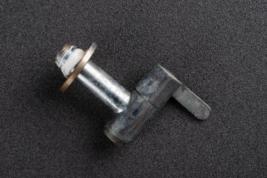 karanlık bir arka plan üzerinde üstten görünüm paslı çelik dokunun