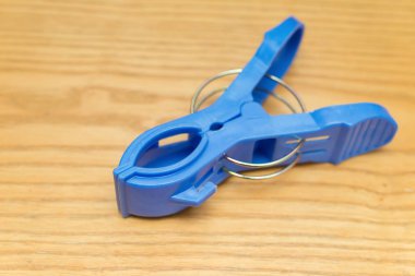 ahşap bir zemin üzerine mavi clothespin