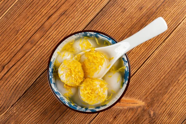 Arriba Ver Albóndigas Dulces Chinos Tradicionales Con Poco Crisantemo —  Fotos de Stock